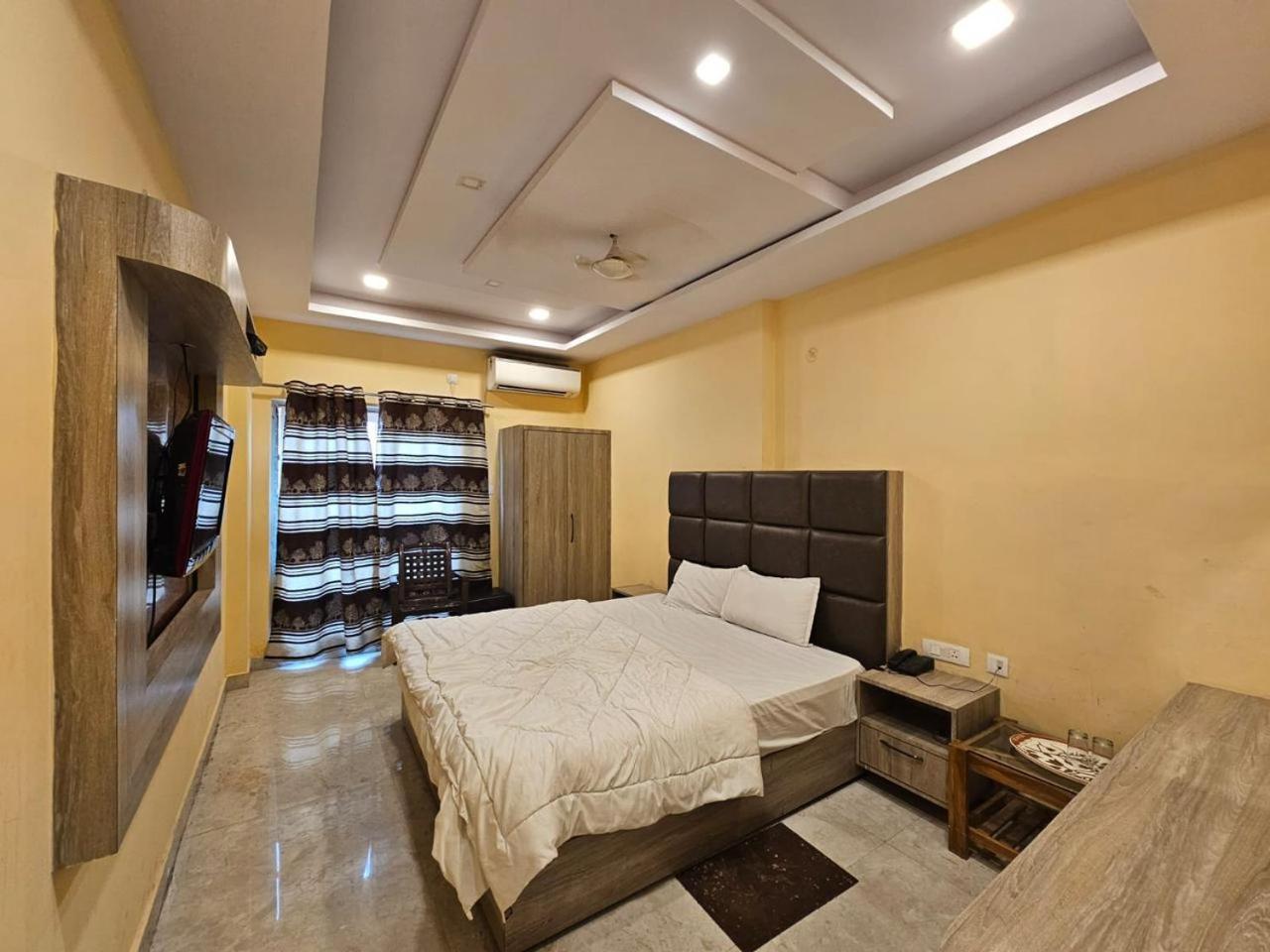 Hotel Aditya Inn Varanasi Exteriör bild