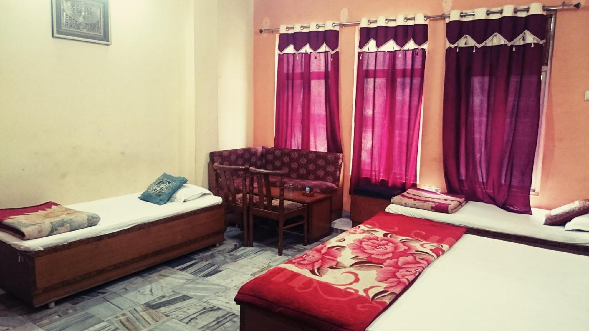 Hotel Aditya Inn Varanasi Rum bild