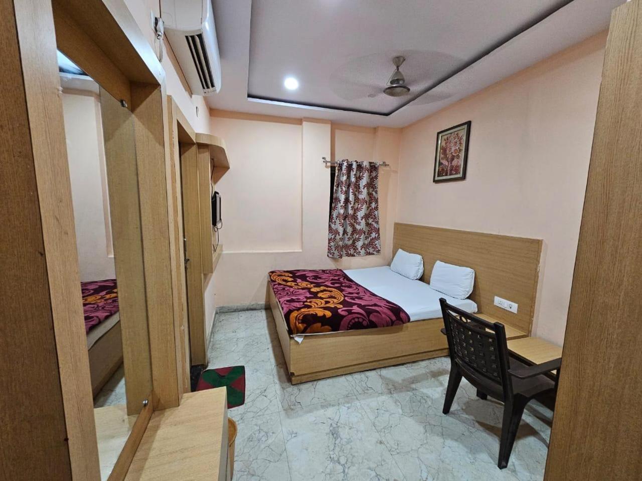 Hotel Aditya Inn Varanasi Exteriör bild